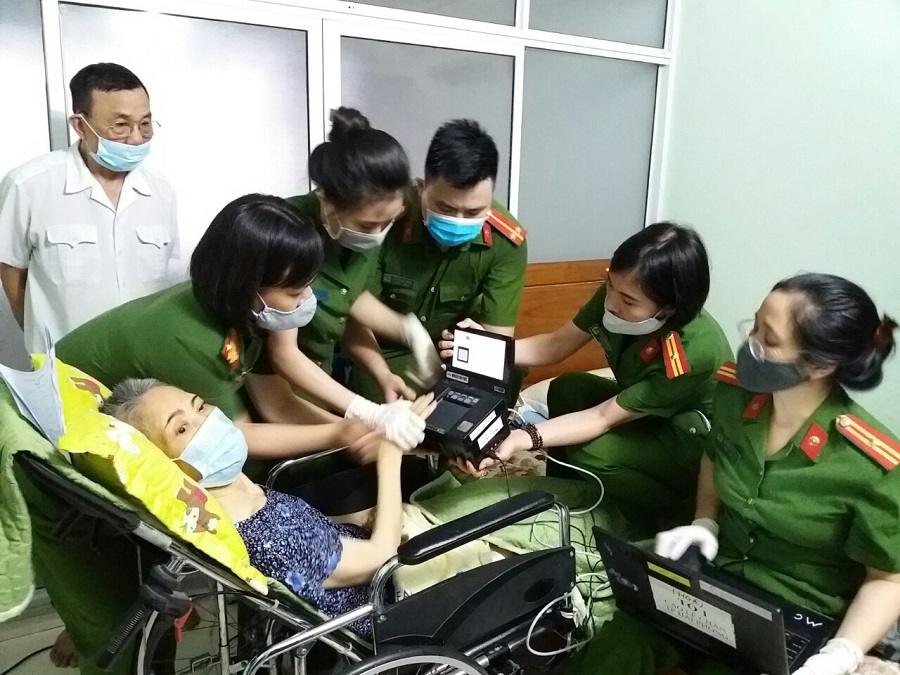 Công an quận Lê Chân: Cấp căn cước công dân tại nhà cho người già yếu, bệnh tật, khó khăn trong việc đi lại.